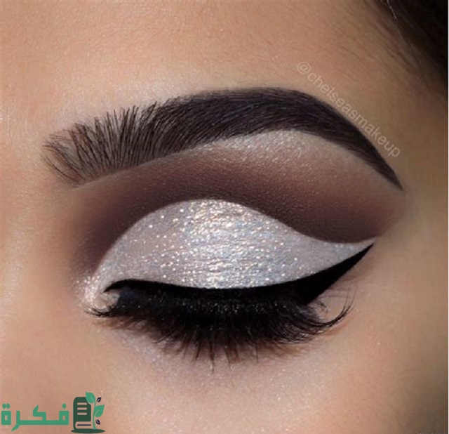 خطوات لتطبيق مكياج سموكي أسود وفضي
