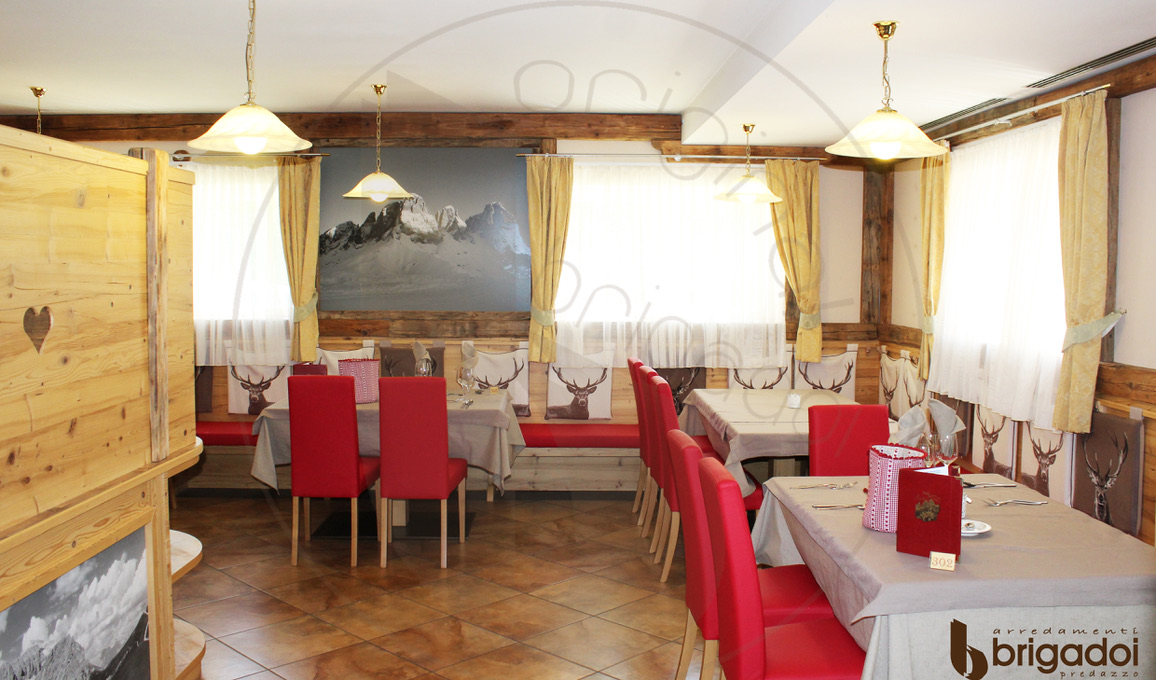 HOTEL SALA PRANZO ARREDAMENTO FALEGNAMERIA BRIGADOI VAL DI FIEMME LEGNO TRENTINO DESIGN DOLOMITI