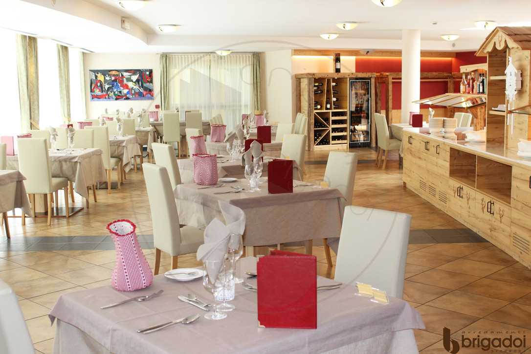HOTEL SALA PRANZO ARREDAMENTO FALEGNAMERIA BRIGADOI VAL DI FIEMME LEGNO TRENTINO DESIGN DOLOMITI
