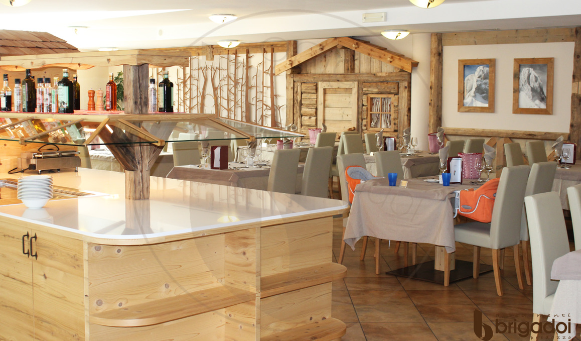 HOTEL SALA PRANZO ARREDAMENTO FALEGNAMERIA BRIGADOI VAL DI FIEMME LEGNO TRENTINO DESIGN DOLOMITI
