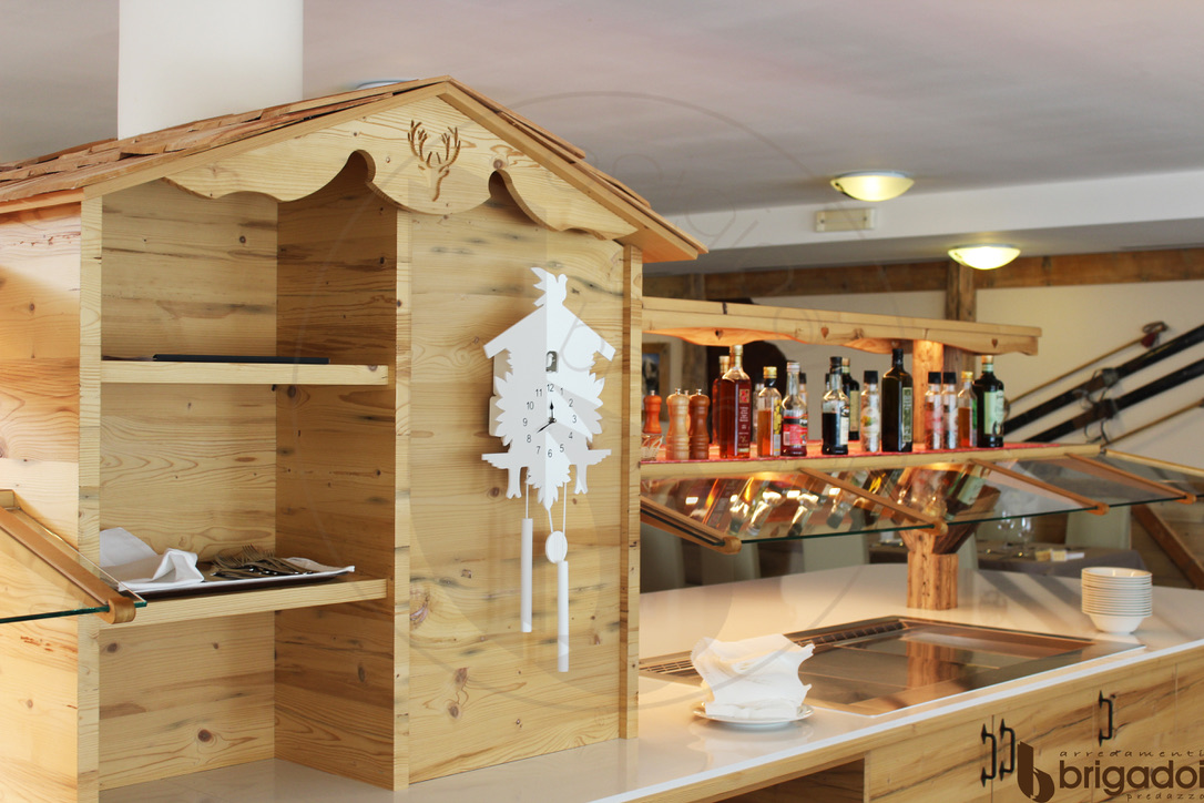 HOTEL SALA PRANZO ARREDAMENTO FALEGNAMERIA BRIGADOI VAL DI FIEMME LEGNO TRENTINO DESIGN DOLOMITI