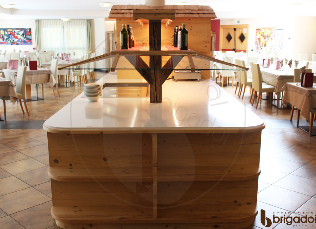 HOTEL SALA PRANZO ARREDAMENTO FALEGNAMERIA BRIGADOI VAL DI FIEMME LEGNO TRENTINO DESIGN DOLOMITI