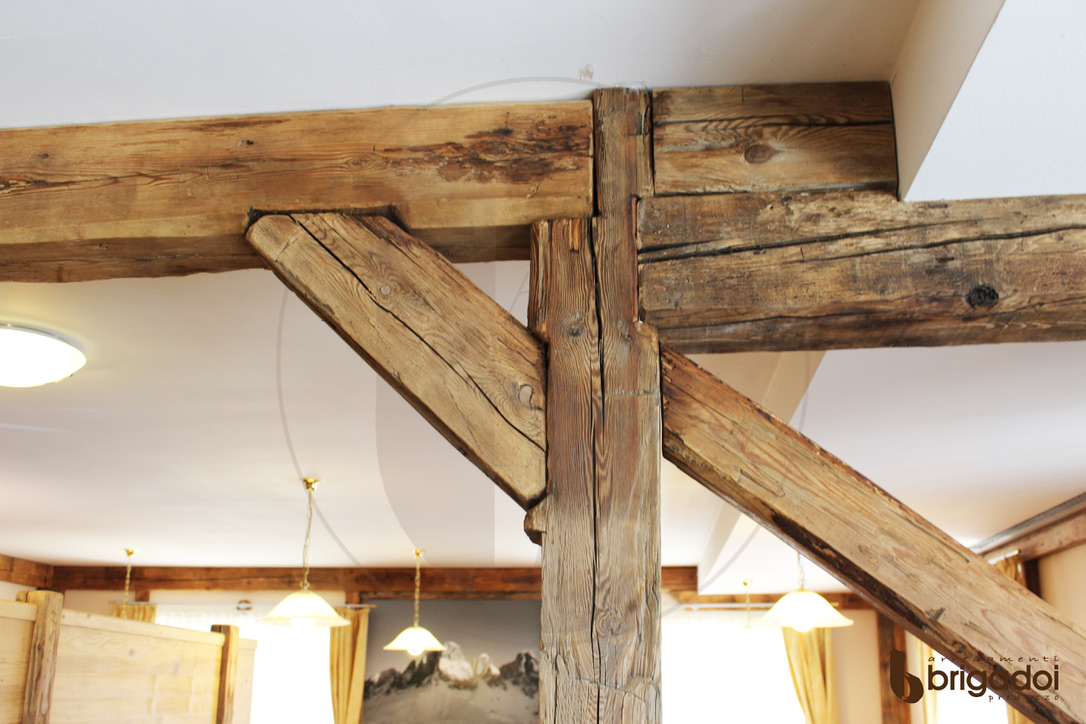 DECORAZIONI TRAVI HOTEL SALA PRANZO ARREDAMENTO FALEGNAMERIA BRIGADOI VAL DI FIEMME LEGNO TRENTINO DESIGN DOLOMITI