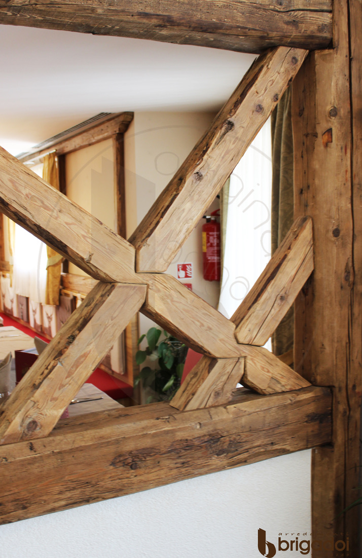 DECORAZIONI TRAVI HOTEL SALA PRANZO ARREDAMENTO FALEGNAMERIA BRIGADOI VAL DI FIEMME LEGNO TRENTINO DESIGN DOLOMITI