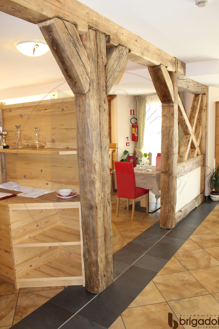 DECORAZIONI TRAVI HOTEL SALA PRANZO ARREDAMENTO FALEGNAMERIA BRIGADOI VAL DI FIEMME LEGNO TRENTINO DESIGN DOLOMITI