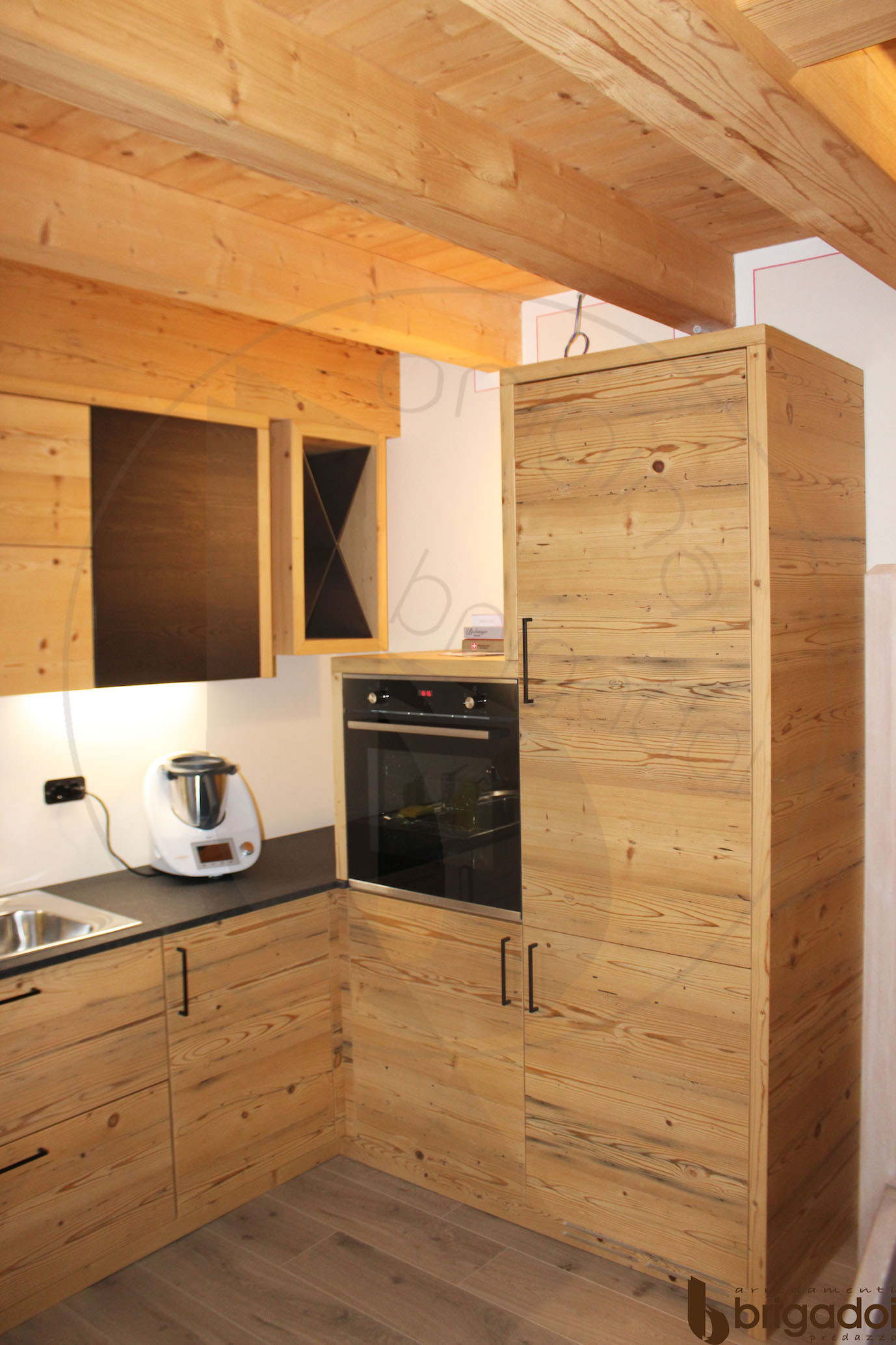 cucina legno arredamenti falegnameria brigadoi design val di fiemme dolomiti trentino legno