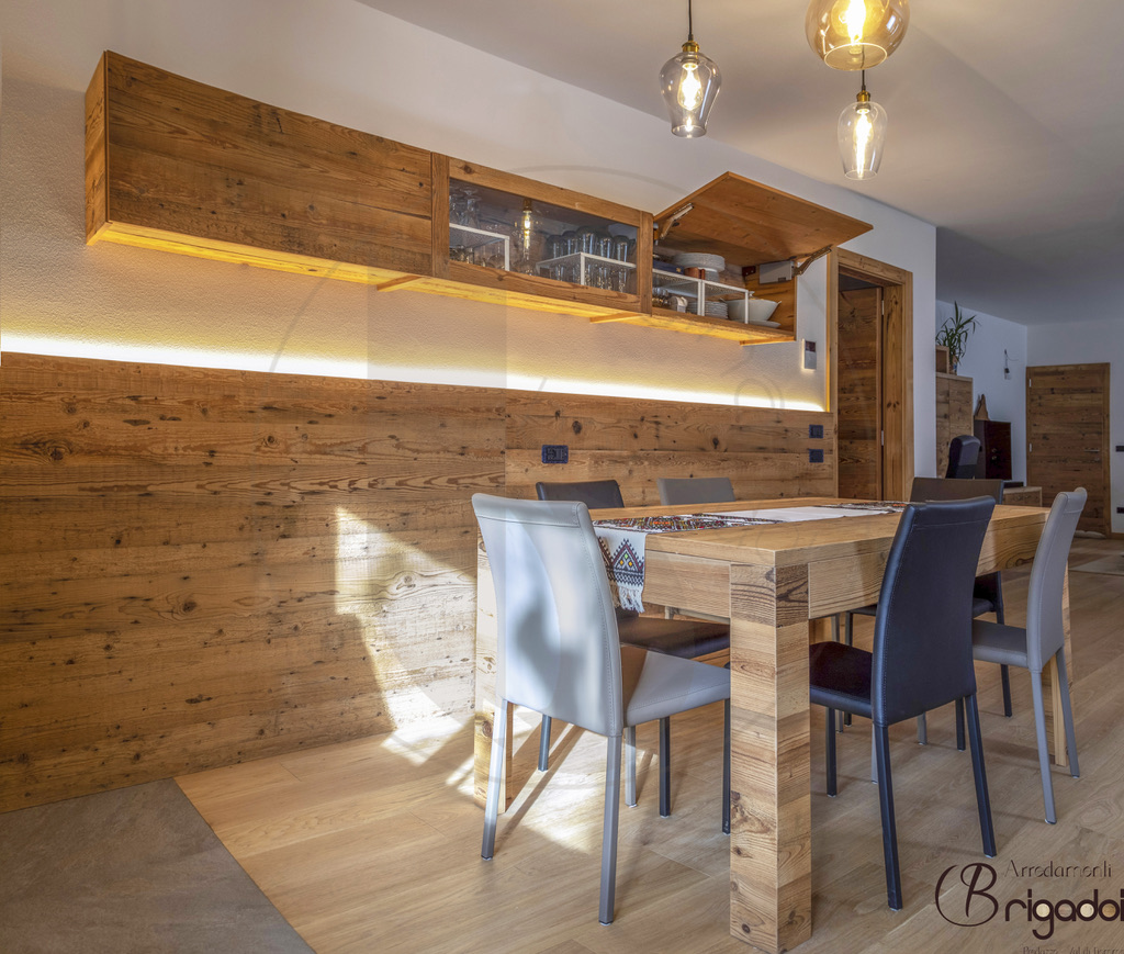casa legno val di fiemme trentino interior design arredamento falegnameria soggiorno cucina dolomiti