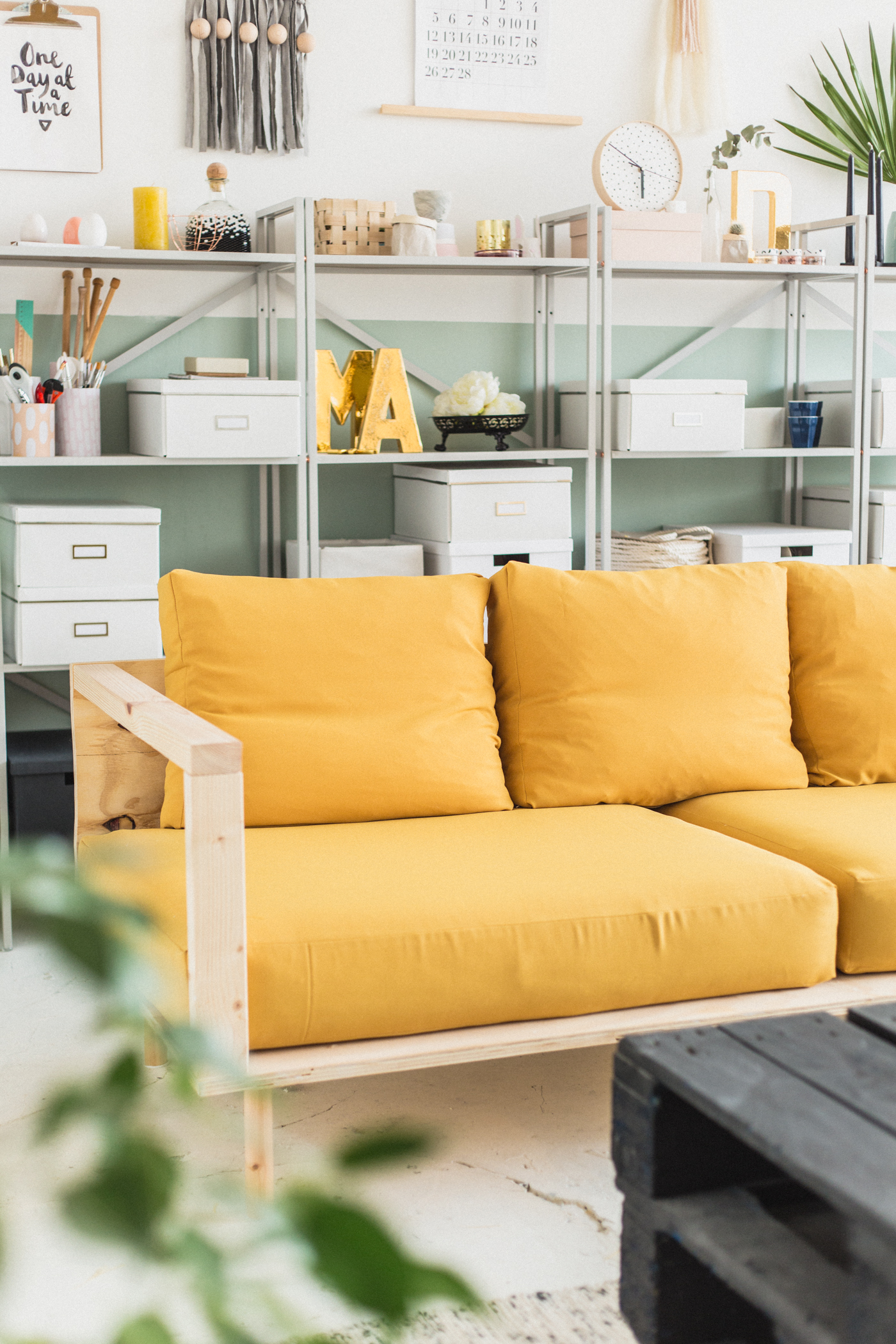 Make Yourself Comfortable With This Easy Diy Wooden Studio Sofa Fall For Diy