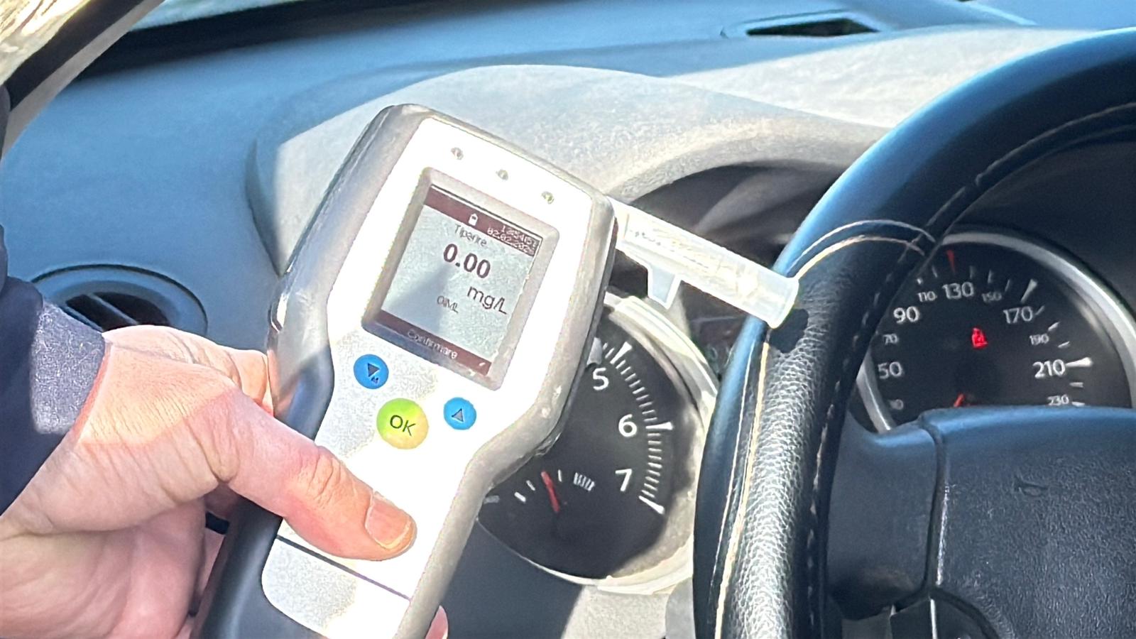 Șoferiță reținută după ce a intrat cu mașina într-un stâlp pe Drumul Talienilor