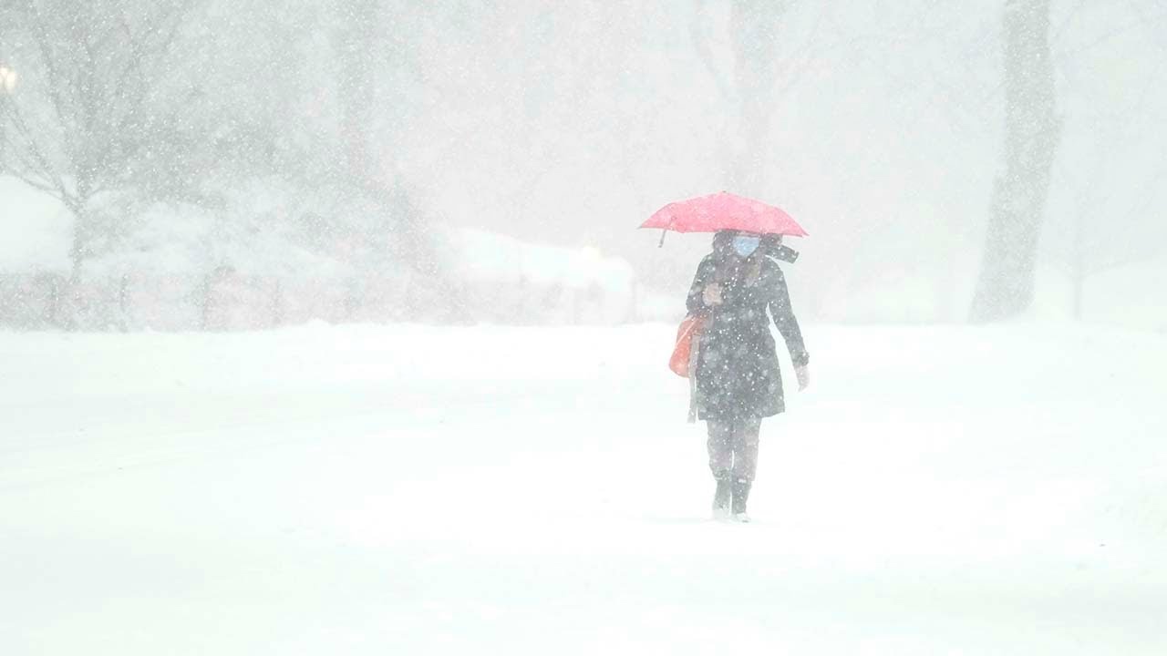 Huge snowstorm hits US east coast