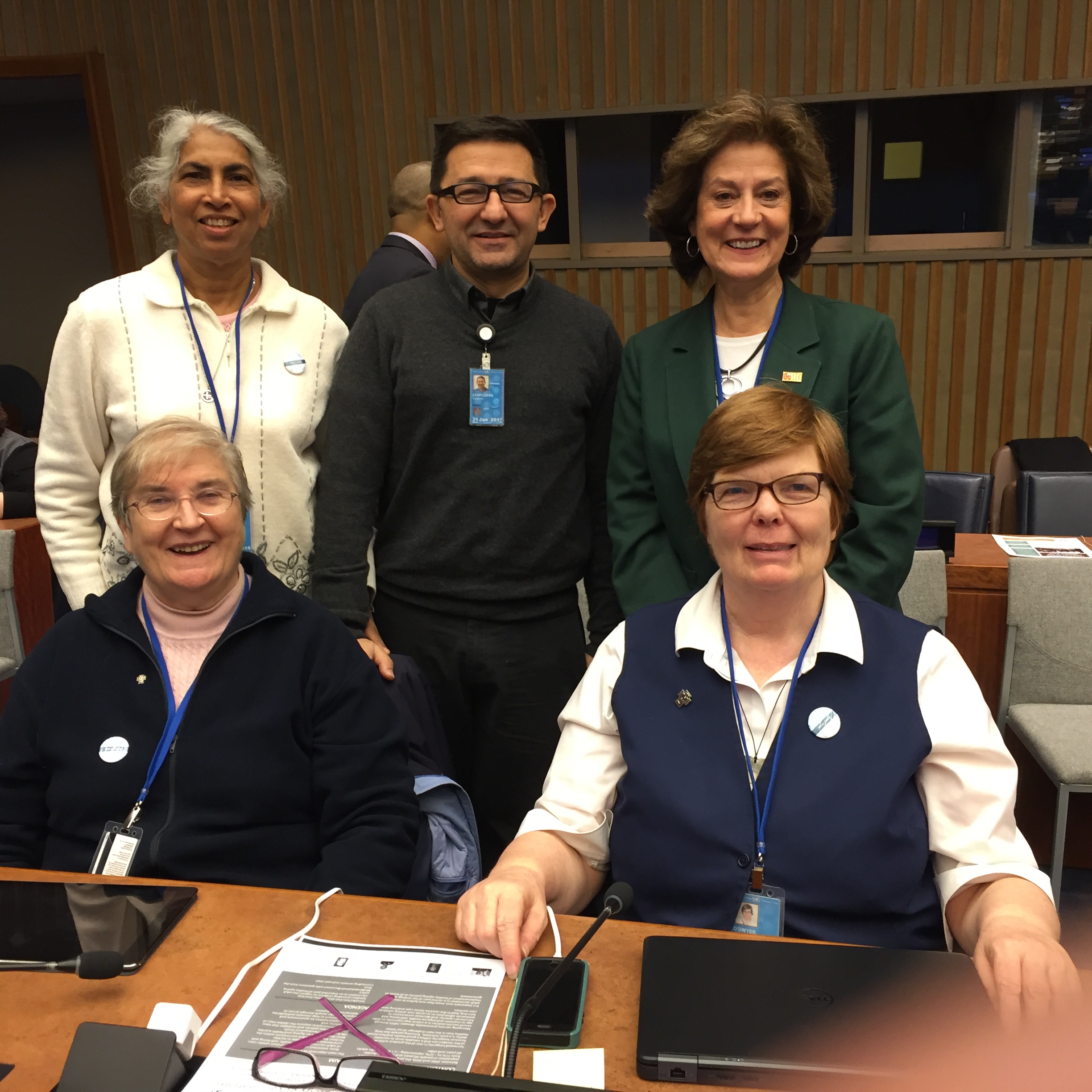 Al frente: Catherine Prendergast, HC; Margaret O’Dwyer, HC; Atrás: Teresa Kotturan, SCN; Guillermo Campuzano, CM; y Natalie Boone, AIC