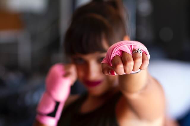喧嘩が強い女性の特徴 喧嘩が弱い女性との違いや喧嘩が強くなる方法とは 恋愛心理divi