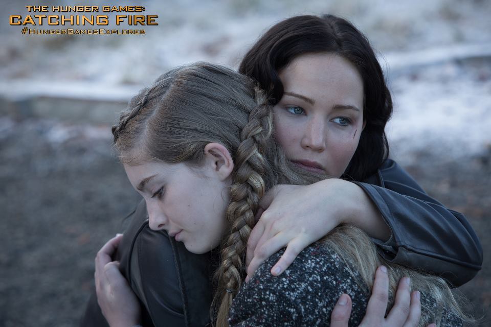 willow shields jennifer lawrence hugging catching fire