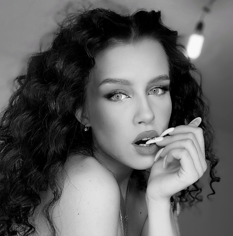 Explore Every Angle of Devochka_s_severa Nude