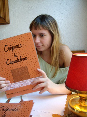 Andrew eligiendo su gallette