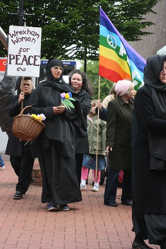 Women marching for peace (photo: Vertigonen, Flickr)