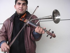 playing the Stroh violin