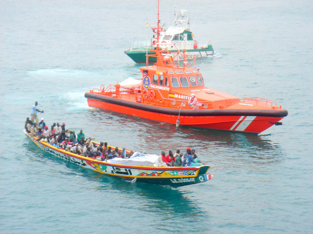 Cayuco con inmigrantes (Boat with subsaharian inmigrants).