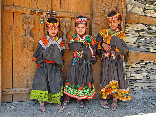 azChitral3kalashatrio1AAA