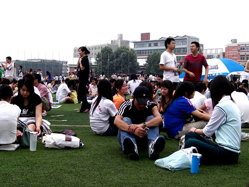 Crowd scene - everyone's getting bored