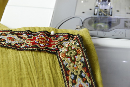 2. Create a bent corner in the woven ribbon