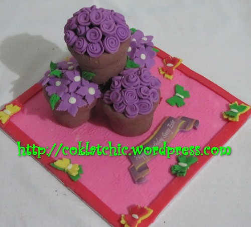 Miniature cake Pot Bunga