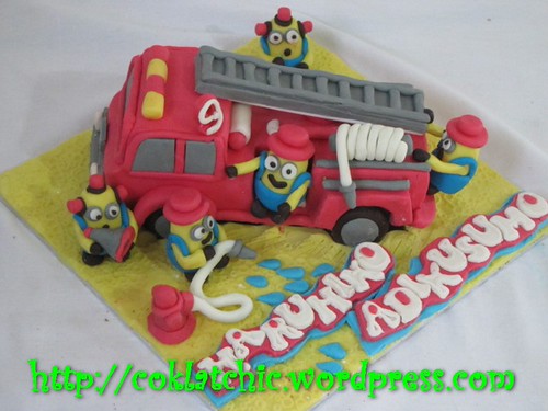 Cake Minion dan Truk Pemadam Kebakaran
