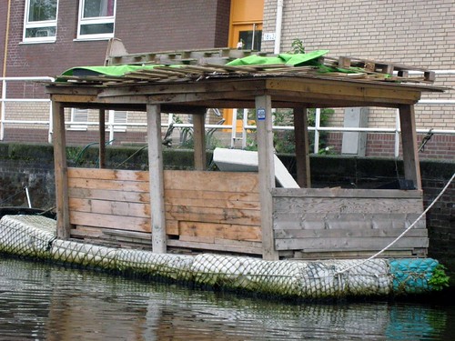 Floating Shack Floating Shack | Gezonken Bootje