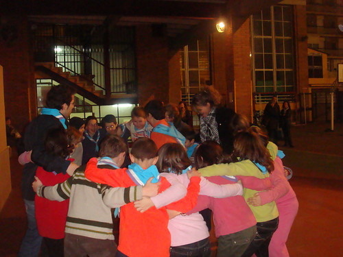 aqui es quan fan la tipica dança en rotllana per concentrar i unificar energies 