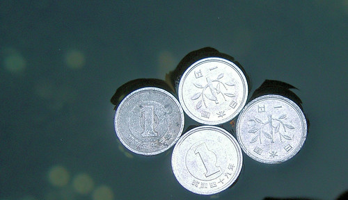 Monedas flotantes en Kompira-san Monedas flotantes en Kompira-san