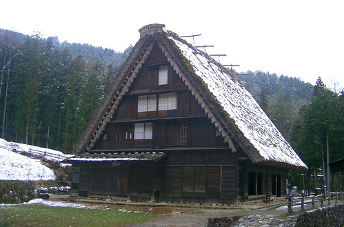 Casa con tejado “manos-en-oración” . Casa con tejado “manos-en-oración” .