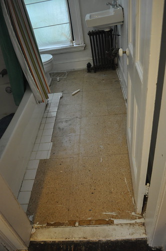 3rd flr bathroom no carpet