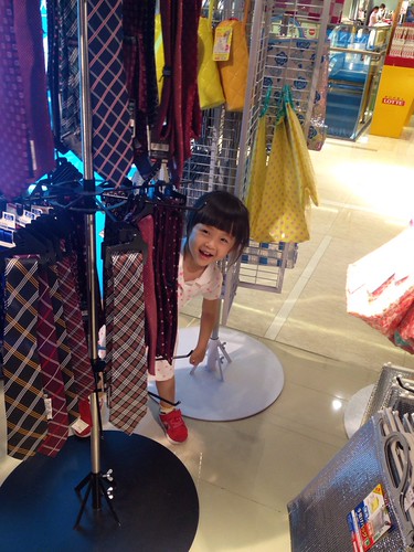 Playing hide and seek at Denso. 大創百貨玩躲貓貓。