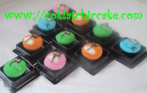 Minicupcake Oggy and the cockroaches