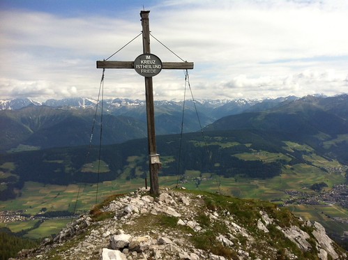 Ausblick vom Gipfel des Sarlkofels auf Toblach (rechts) und Niederdorf (links)