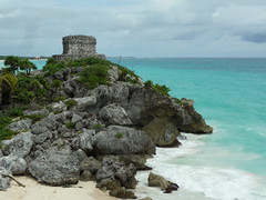 Maya Ruinen ueber Karibikmeer, Tulum