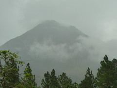 Vulkan Arenal im Nebel