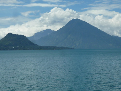 Lago Atitlan umgeben von Vulkanen, Guatemala