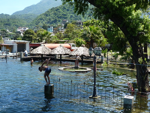 Ueberfluteter Bootsanleger wird zum Schwimmbad, Santiago de Atitlan