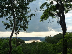 Ueber Baumkronen bis zum Fluss geblickt, Yaxha