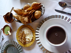 Schwarze Bohnensuppe und Knabbereien
