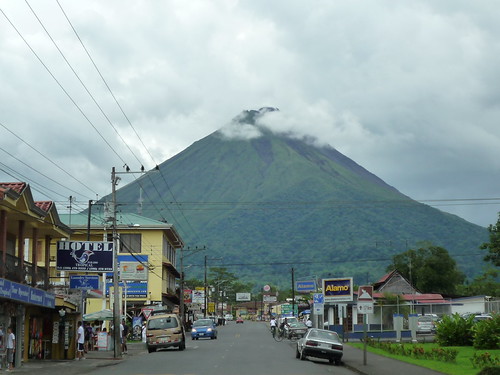 Vulkan Arenal thront ueber der Stadt Fortuna