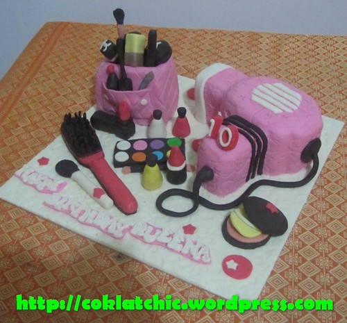 Cake Kosmetik dan hair dryer