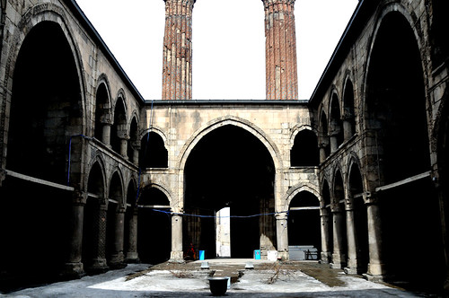 Madraza de los minaretes gemelos.