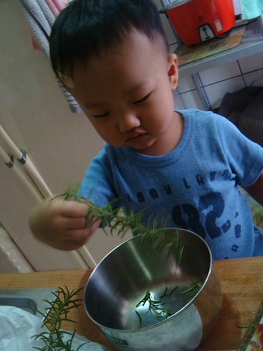 香草豬排作業，先放一點rosemary