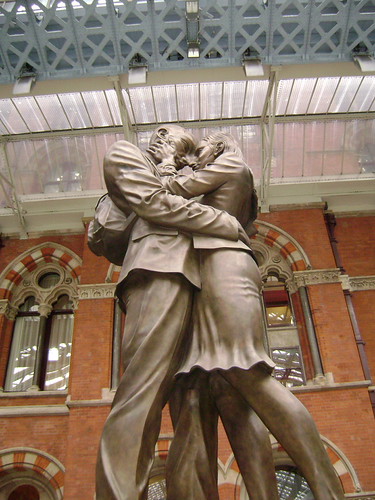 statue
