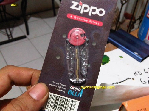 Tips membeli korek api zippo bekas pakai.mulai dari casing luar sampai bagian dalamharus di perhatikan seri dan tipenya.sampai ke bagian . Cara Membedakan Wick Dan Flint Zippo Yang Asli Dan Palsu Packaging Toko Zippo Nyenius