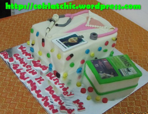 Cake baju dokter dan buku mims