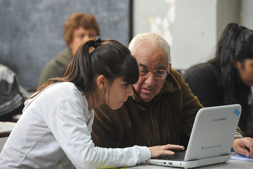 17.05.2012 Alumnos de Conectar Igualdad con adultos mayores en Lugano