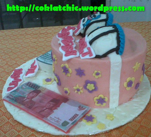 Cake boobs, blackberry dan uang